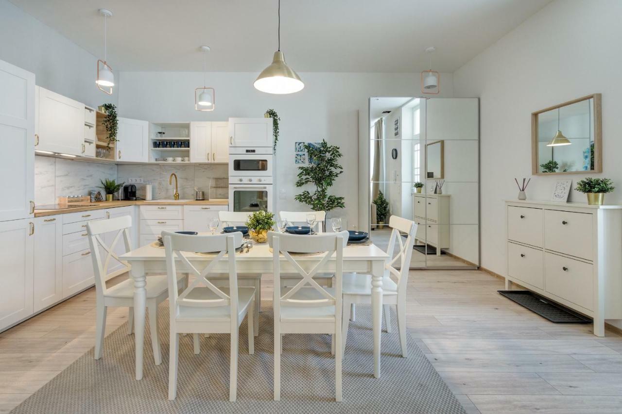 Rozsa Apartament *